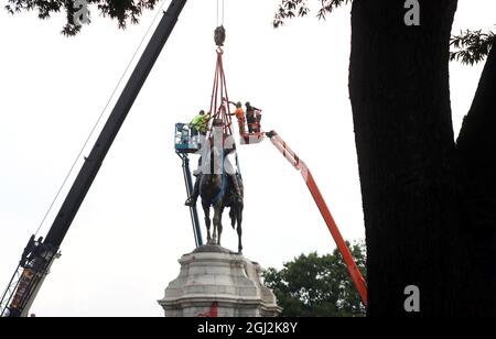 Richmond, Virginia, USA. September 2021. Um 8.55 Uhr wurde die Statue von Robert E. Lee vom Sockel gehoben, von dem er 131 Jahre lang als Symbol der weißen Vorherrschaft auf der Monument Avenue in Richmond, VA, aufstand. Die Statue der Konföderierten, die 1890 errichtet wurde, ist die größte erhaltene Statue in den USA. Der 40 Meter hohe Granitsockel, auf dem die Lee-Statue sitzt, wird während eines gemeinschaftsgetriebenen Bemühens um die ''˜reimagine' Monument Avenue an ihrem Platz bleiben. (Bild: © Bob Karp/ZUMA Press Wire) Stockfoto