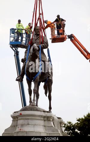 Richmond, Virginia, USA. September 2021. Um 8.55 Uhr wurde die Statue von Robert E. Lee vom Sockel gehoben, von dem er 131 Jahre lang als Symbol der weißen Vorherrschaft auf der Monument Avenue in Richmond, VA, aufstand. Die Statue der Konföderierten, die 1890 errichtet wurde, ist die größte erhaltene Statue in den USA. Der 40 Meter hohe Granitsockel, auf dem die Lee-Statue sitzt, wird während eines gemeinschaftsgetriebenen Bemühens um die ''˜reimagine' Monument Avenue an ihrem Platz bleiben. (Bild: © Bob Karp/ZUMA Press Wire) Stockfoto