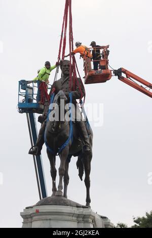 Richmond, Virginia, USA. September 2021. Um 8.55 Uhr wurde die Statue von Robert E. Lee vom Sockel gehoben, von dem er 131 Jahre lang als Symbol der weißen Vorherrschaft auf der Monument Avenue in Richmond, VA, aufstand. Die Statue der Konföderierten, die 1890 errichtet wurde, ist die größte erhaltene Statue in den USA. Der 40 Meter hohe Granitsockel, auf dem die Lee-Statue sitzt, wird während eines gemeinschaftsgetriebenen Bemühens um die ''˜reimagine' Monument Avenue an ihrem Platz bleiben. (Bild: © Bob Karp/ZUMA Press Wire) Stockfoto