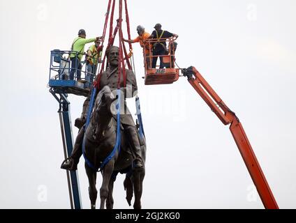 Richmond, Virginia, USA. September 2021. Um 8.55 Uhr wurde die Statue von Robert E. Lee vom Sockel gehoben, von dem er 131 Jahre lang als Symbol der weißen Vorherrschaft auf der Monument Avenue in Richmond, VA, aufstand. Die Statue der Konföderierten, die 1890 errichtet wurde, ist die größte erhaltene Statue in den USA. Der 40 Meter hohe Granitsockel, auf dem die Lee-Statue sitzt, wird während eines gemeinschaftsgetriebenen Bemühens um die ''˜reimagine' Monument Avenue an ihrem Platz bleiben. (Bild: © Bob Karp/ZUMA Press Wire) Stockfoto