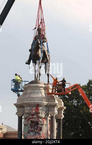 Richmond, Virginia, USA. September 2021. Um 8.55 Uhr wurde die Statue von Robert E. Lee vom Sockel gehoben, von dem er 131 Jahre lang als Symbol der weißen Vorherrschaft auf der Monument Avenue in Richmond, VA, aufstand. Die Statue der Konföderierten, die 1890 errichtet wurde, ist die größte erhaltene Statue in den USA. Der 40 Meter hohe Granitsockel, auf dem die Lee-Statue sitzt, wird während eines gemeinschaftsgetriebenen Bemühens um die ''˜reimagine' Monument Avenue an ihrem Platz bleiben. (Bild: © Bob Karp/ZUMA Press Wire) Stockfoto