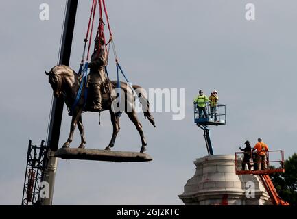 Richmond, Virginia, USA. September 2021. Um 8.55 Uhr wurde die Statue von Robert E. Lee vom Sockel gehoben, von dem er 131 Jahre lang als Symbol der weißen Vorherrschaft auf der Monument Avenue in Richmond, VA, aufstand. Die Statue der Konföderierten, die 1890 errichtet wurde, ist die größte erhaltene Statue in den USA. Der 40 Meter hohe Granitsockel, auf dem die Lee-Statue sitzt, wird während eines gemeinschaftsgetriebenen Bemühens um die ''˜reimagine' Monument Avenue an ihrem Platz bleiben. (Bild: © Bob Karp/ZUMA Press Wire) Stockfoto