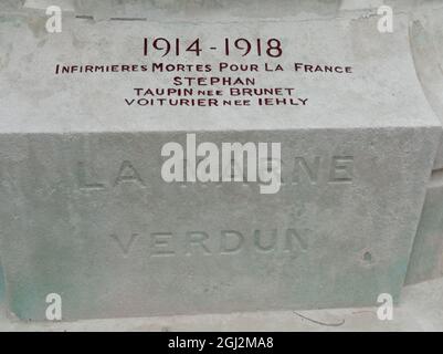 Inschrift sur le Monument aux Morts devant la mairie de Villejuif: LA MARNE VERDUN 1914-1918, Infirmières mortes pour la France Stockfoto