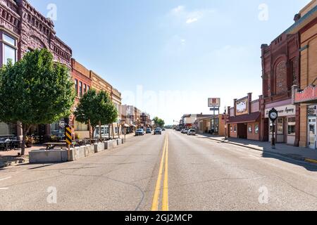 LUVERNE, MN, USA-21 AUGUST 2021: Weitwinkelansicht der Main Street. Stockfoto