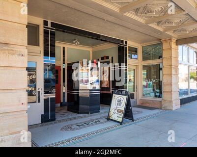 LUVERNE, MN, USA-21. AUGUST 2021: The Palace Theatre, zeigt Gebäudefassade und Festzelt. Stockfoto