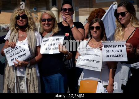 Rom, Italien. September 2021. Protestierende halten Plakate während der Proteste der Reiseagenten in Rom.Demonstranten versammelten sich auf der Piazza del Popolo und forderten die Regierung auf, Steueranreize zu fordern und ihre Kunden in den Urlaub ins Ausland zu schicken, wenn man bedenkt, dass seit dem Beginn der Covid-19-Epidemie, 35 % der Reisebüros in Italien haben endgültig geschlossen. Kredit: SOPA Images Limited/Alamy Live Nachrichten Stockfoto