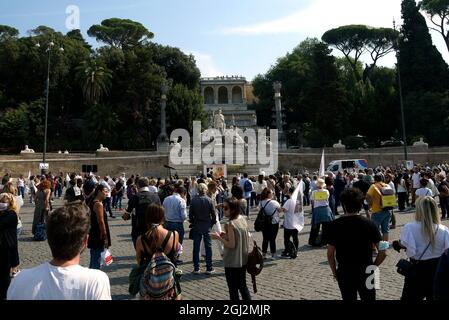 Rom, Italien. September 2021. Demonstranten versammeln sich auf der Piazza del Popolo während der Proteste der Reisebüros in Rom. Die Demonstranten versammelten sich auf der Piazza del Popolo und forderten die Regierung auf, Steueranreize zu fordern und ihre Kunden in den Urlaub ins Ausland zu schicken, da seit Beginn der Epidemie von Covid-19 35 % der italienischen Reisebüros endgültig geschlossen haben. Kredit: SOPA Images Limited/Alamy Live Nachrichten Stockfoto