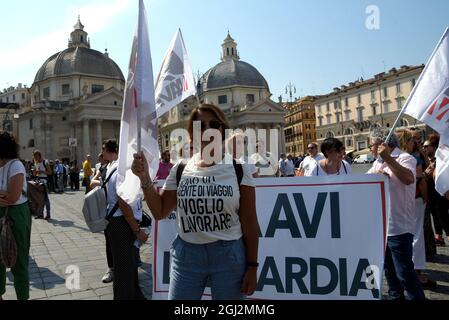 Rom, Italien. September 2021. Ein Protestler hält während des Protestes der Reisebüros in Rom eine Flagge hoch.Demonstranten versammelten sich auf der Piazza del Popolo und forderten die Regierung auf, Steueranreize zu fordern und ihre Kunden in den Urlaub ins Ausland zu schicken, da seit Beginn der Epidemie von Covid-19 35 % der Reisebüros in Italien haben endgültig geschlossen. Kredit: SOPA Images Limited/Alamy Live Nachrichten Stockfoto