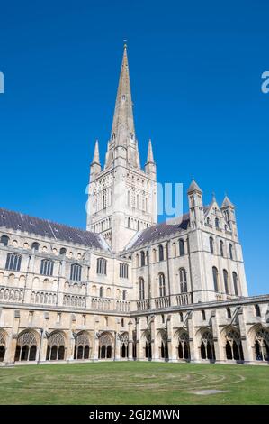 Kreuzgang und Turm der mittelalterlichen Kathedrale von Norwich Stockfoto