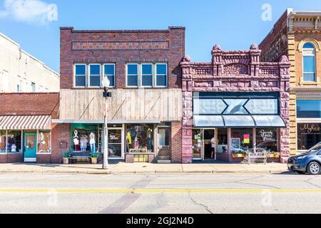 LUVERNE, MN, USA-21. AUGUST 2021: Flachansicht von verbauten Gebäudefassaden an der Main Street. Stockfoto