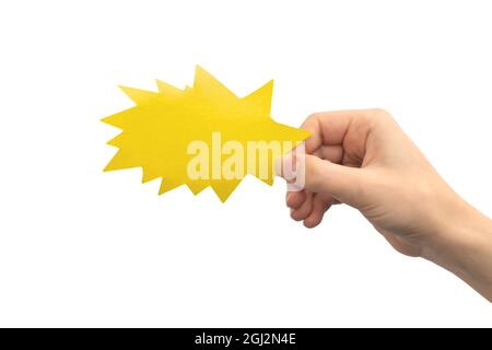 Gelber Blitz oder geboomförmige Sprechblase in der Hand isoliert auf weißem Hintergrund. Feedback geben, Kommunikationskonzept. Leerer Karton-Textfeld Stockfoto