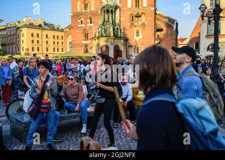 Während der Demonstration sahen die Demonstranten Trommeln spielen. Demonstranten demonstrierten gegen die Einführung des Ausnahmezustands im polnisch-weißrussischen Grenzgebiet auf dem zum UNESCO-Weltkulturerbe gehörenden Hauptplatz von Krakau. Die polnische Regierung hat in zwei an Belarus angrenzenden Regionen den Ausnahmezustand eingeführt, da ein Zustrom von Migranten aus dem Nahen Osten stattfindet. Inzwischen stecken mehr als 30 Menschen aus Afghanistan seit mehr als drei Wochen zwischen bewaffneten weißrussischen Wachen auf der einen Seite und bewaffneten polnischen Streitkräften auf der anderen. Einige sind krank, da sie nur begrenzten Zugang zu Lebensmitteln haben und das Wetter immer mehr wird Stockfoto