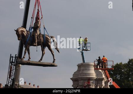 Richmond, Virginia, USA. September 2021. Um 8.55 Uhr wurde die Statue von Robert E. Lee vom Sockel gehoben, von dem er 131 Jahre lang als Symbol der weißen Vorherrschaft auf der Monument Avenue in Richmond, VA, aufstand. Die Statue der Konföderierten, die 1890 errichtet wurde, ist die größte erhaltene Statue in den USA. Der 40 Meter hohe Granitsockel, auf dem die Lee-Statue sitzt, wird während eines gemeinschaftsgetriebenen Bemühens um die ''˜reimagine' Monument Avenue an ihrem Platz bleiben. (Bild: © Bob Karp/ZUMA Press Wire) Stockfoto