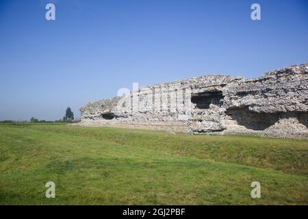 Roman Britain Heritage Arts & Culture - Blick auf Richborough Roman Fort & Amphitheater in Sandwich, Kent, Großbritannien Stockfoto