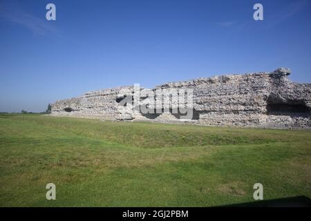 Blick auf das Richborough Roman Fort & Amphitheater in Sandwich, Kent, Großbritannien Stockfoto