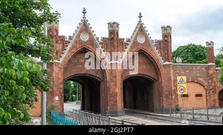 Das Brandenburger Tor ist eines von sieben erhaltenen Stadttoren im russischen Königsberg, dem ehemaligen deutschen Königsberg. Das Tor befindet sich auf Bagration s Stockfoto