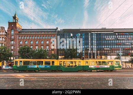 Die Straßenbahn fährt an einer Haltestelle auf der Straße Aleksanterinkatu in Helsinki ab Stockfoto