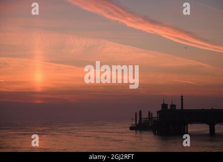 08/09/2021. Gravesend UK. Die Lichtsäule von heute Morgen, die sich oberhalb der Themse in der Nähe von Gravesend ereignete. Die atmosphärische Wirkung wird durch das steigende su verursacht Stockfoto