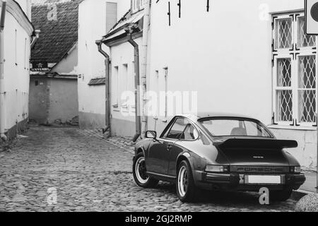 Seitenansicht Des Porsche 930 Auto Geparkt In Old Narrow Street. Stockfoto