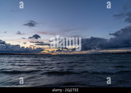 Ostsee mit dramatischen Wolken am Sommerabend Stockfoto