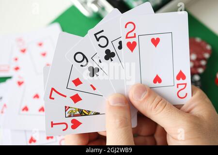 Bei Männern Hände spielen Karten auf dem Hintergrund der Chips Stockfoto