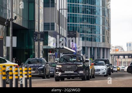 moskau, russland - 18. März 2021: Neuer lagre chineese Minivan chery tiggo 8 pro Reiten Stadtstraße im Verkehr Stockfoto