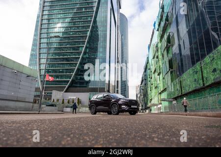 moskau, russland - 18. märz 2020: Neues chinesisches städtisches Familien-SUV chery tiggo 8 plus in der Innenstadt der Metropole Moskau. china neues Flaggschiff-Auto Stockfoto