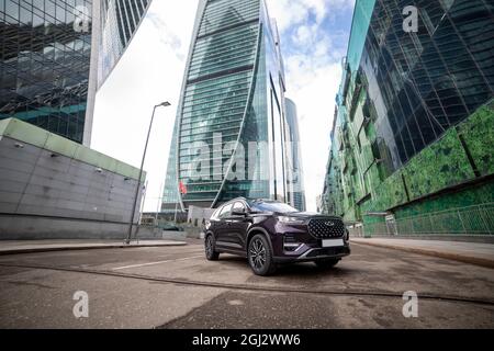 moskau, russland - 18. märz 2020: Neues chinesisches städtisches Familien-SUV chery tiggo 8 plus in der Innenstadt der Metropole Moskau. china neues Flaggschiff-Auto Stockfoto