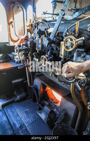 Die Fußplatte und der Feuerkasten einer LMS KLASSE 3F (JINTY) 0-6-0T No.47406 auf der Great Central Railway, Leicestershire, England, UK Stockfoto