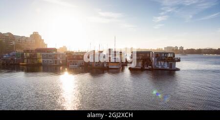 Häuser auf dem Wasser an einem schwimmenden Pier im Fisherman's Wharf Park Stockfoto