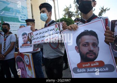 Khan Yunis, Gaza. September 2021. Demonstranten porträtieren Mohamed Arida, einen von sechs palästinensischen Gefangenen, die aus dem israelischen Gefängnis in Gilboa geflohen sind, während einer Solidaritätskundgebung mit ihnen in Khan Yunis im südlichen Gazastreifen am Mittwoch, dem 8. September 2021. Am 6. September brachen sechs Palästinenser aus dem israelischen Gefängnis in Gilboa durch einen Tunnel aus, der unter einer Senke gegraben wurde, und lösten eine massive Menschenjagd auf die Gruppe aus, zu der auch Zakaria Zubeidi, eine ehemalige Führerin der Aktivisten der Märtyrer-Brigaden der Aqsa, gehört. Foto von Ismael Mohamad/UPI Credit: UPI/Alamy Live News Stockfoto