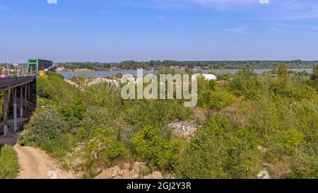 Belgrad, Serbien - 08. September 2021: Pancevo-Brücke über Donau und Umgebung am Sommertag. Stockfoto