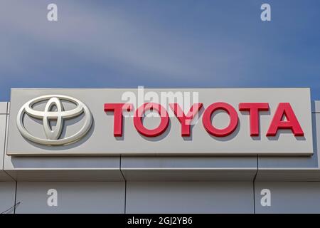 Belgrad, Serbien - 08. September 2021: Japanischer Autohersteller Toyota meldet sich am Blue Sky Summer Day an. Stockfoto