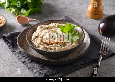 Baba ganoush Levantine Cuisine Vorspeise aus gebackener Aubergine mit Petersilie, Knoblauch und Olivenöl. Nahaufnahme. Stockfoto