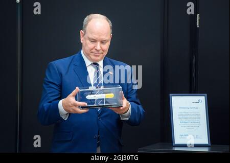 Kiel, Deutschland. September 2021. Prinz Albert II. Von Monaco, der regierende Prinz von Monaco und Leiter der Grimaldi-Familie, hält während seines Besuchs im GEOMAR Helmholtz-Zentrum für Ozeanforschung in der Kieler Woche ein Modell eines neuen autonomen Unterwasserfahrzeugs (AUV) namens „Albert I de Monaco“ als Geschenk an sein Haus. Quelle: Gregor Fischer/dpa/Alamy Live News Stockfoto