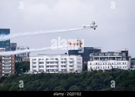 Zwei Doppeldecker mit Flügelwandlern, die auf der Bournemouth 2021 Air Show in Position gebracht wurden. Stockfoto