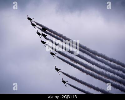 Die roten Pfeile zeigen das Team in enger Formation in einer Kurve auf der Bournemouth Air Show 2021 Stockfoto