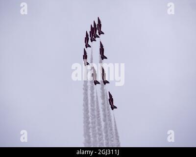 Die roten Pfeile zeigen das Team in enger Formation in einer Kurve auf der Bournemouth Air Show 2021 Stockfoto