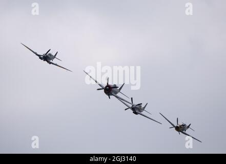 Vorderansicht des Vintage WW2-Flugzeugs The Buchon, Supermarine Spitfire, P-47D Thunderbolt 'Nellie' und TF-51D Mustang 'conträren Mary'. Stockfoto