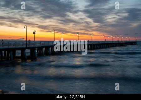 Hölzerner Pier in Gdynia Orlowo während des spektakulären Sonnenaufgangs Stockfoto