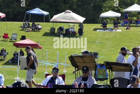 Cooperstown, Usa. September 2021. Eine kleine Anzahl von Fans tupften sich am Hang auf dem Gelände vor dem Start der Induction Ceremony 2021 der Major League Baseballspielen in der Hall of Fame für die 2020 eingeführten Spieler in Cooperstown, New York, am Mittwoch, den 8. September 2021. Foto von Pat Benic/UPI Credit: UPI/Alamy Live News Stockfoto