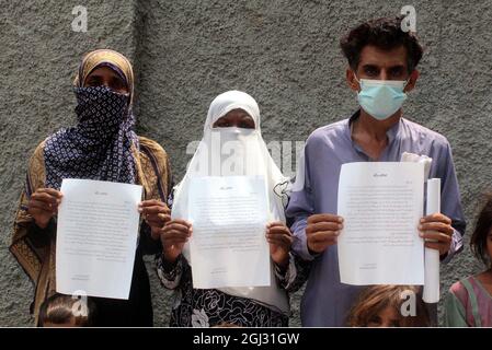 Die Bewohner von Kotri veranstalten am Mittwoch, dem 08. September 2021, im Hyderabad-Presseclub eine Protestdemonstration gegen die hohe Händigkeit einflussreicher Menschen. Stockfoto