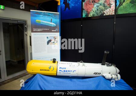 Kiel, Deutschland. September 2021. Ein neues autonomes Unterwasserfahrzeug (AUV) mit dem Namen „Albert Ier de Monaco“ ist während eines Besuchs von Prinz Albert II. Von Monaco im GEOMAR Helmholtz-Zentrum für Ozeanforschung während der Kieler Woche zu sehen. Quelle: Gregor Fischer/dpa/Alamy Live News Stockfoto