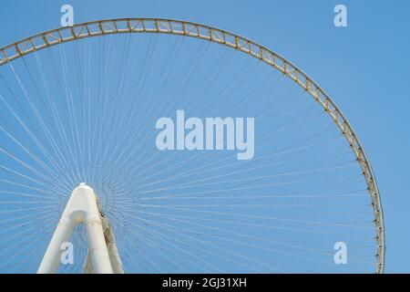 Dubai, VAE, 02/07/2020. Dubai Eye (Ain Dubai) - das größte Riesenrad der Welt auf der künstlichen Insel Bluewaters, blauer Himmel im Hintergrund. Stockfoto