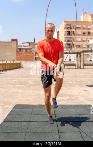 Seilspringen. Junger Sportler, der im Freien trainiert und trainiert. Sport, Fitness, Street Workout Konzept Stockfoto