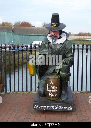 LEWE, VEREINIGTES KÖNIGREICH - 15. Jul 2019: Ein Bild von Guy Fawkes im Stadtzentrum von Lewes, das einen Penny für den Guy sagt, um Geld für ein Bonfire Society-Towar zu sammeln Stockfoto