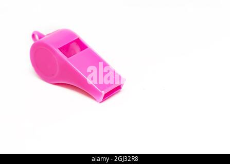 Eine rosa Plastikpfeife isoliert auf weißem Hintergrund. Werkzeug für Sport und Training. Warnung und schrille Geräusche Stockfoto