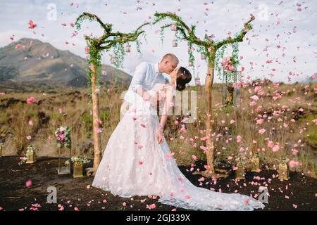 14. Februar 2021. Bali, Indonesien. Glückliches Paar und Zeremonie im Freien. Hochzeitstor und kaukasisches Paar Stockfoto