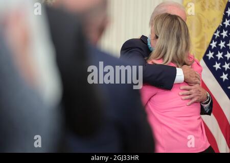 Washington, USA. September 2021. Präsident Joe Biden umarmt die AFL-CIO-Präsidentin Liz Shuler während einer Veranstaltung zu Ehren der Gewerkschaften im East Room des Weißen Hauses am 8. September 2021 in Washington, DC. (Foto von Oliver Contreras/SIPA USA) Quelle: SIPA USA/Alamy Live News Stockfoto