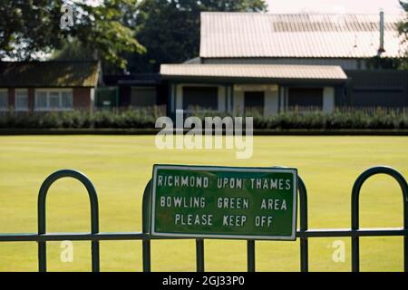 Bowling-Grünfläche richmond upon thames Bitte halten Sie das Schild am Strawberry Hill Bowling Club, radnor Gardens, twickenham, middlesex, england ab Stockfoto